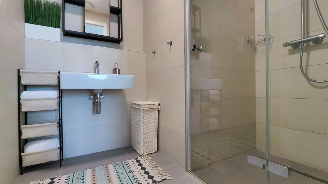 Beautiful 1 - Bedroom Apartment In Downtown Pressburg Exterior foto
